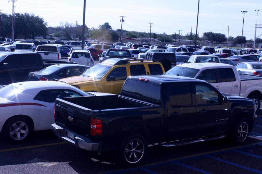 The Field House parking lot was full as students struggled to find a parking place. Due to construction, over two hundred parking spots have been lost. Photo by Camille Kenner.